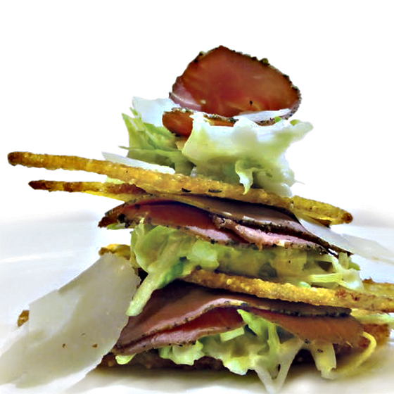 Millefoglie con polenta, prosciutto e insalata di cappuccio con dressing al rafano