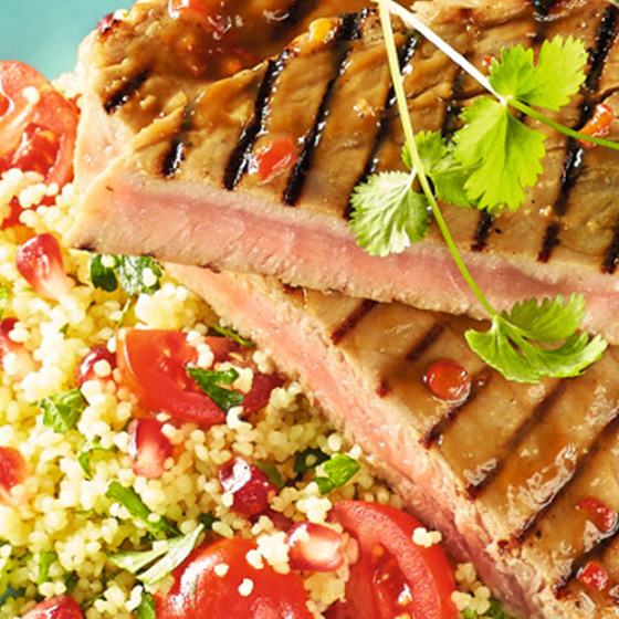 Tonno alla griglia su insalata di cous cous