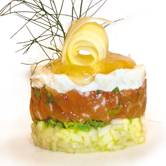 Tartara di salmerino e mele con mousse al rafano