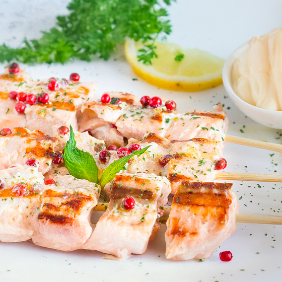 Spiedini di salmone al pepe rosa