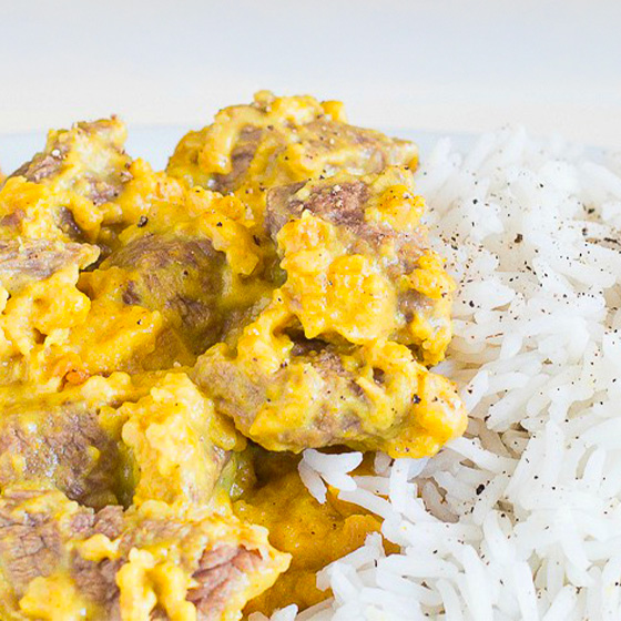 Spezzatino di manzo agli agrumi con basmati e salsa curry