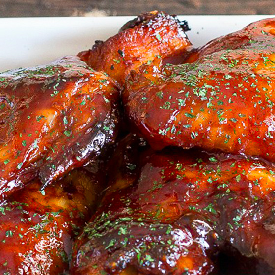 Alette di pollo glassate in salsa barbecue