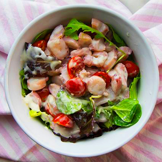 Bowl con insalata di polpo e dressing caesar