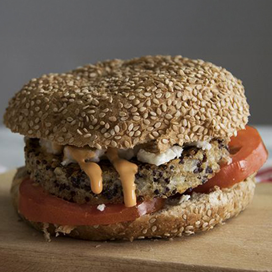 Burger di quinoa, feta e pomodori con salsa rosa