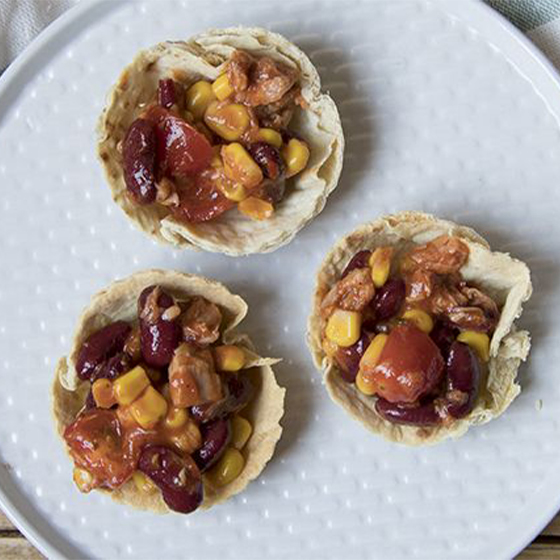 Cestini di tacos con insalata di fagioli e salsa messicana