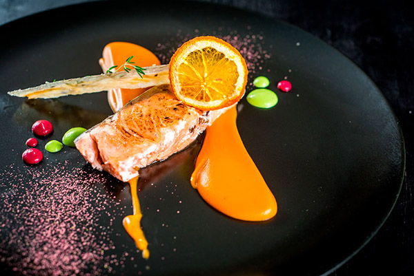 Piatto di pesce accompagnato con salsa rosa