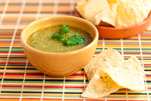Tipica salsa verde messicana con coriandolo e jalapeno