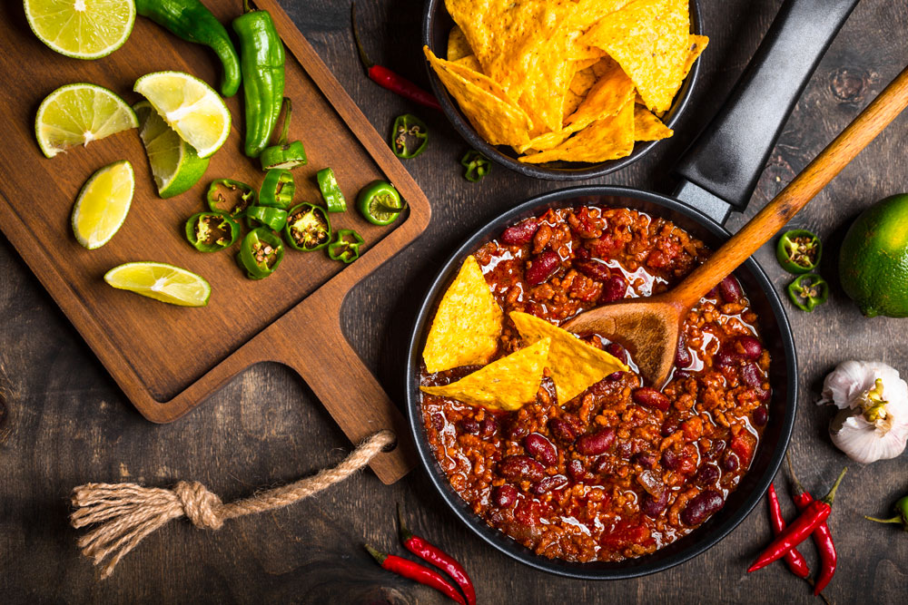 Fagioli rossi con chili, carne e nachos