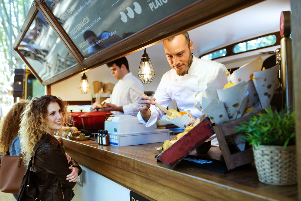 Food truck con piatti gourmet