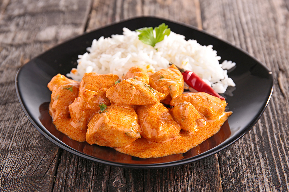 Lo spezzatino di manzo al curry con contorno di riso è un piatto nutriente e facile da preparare