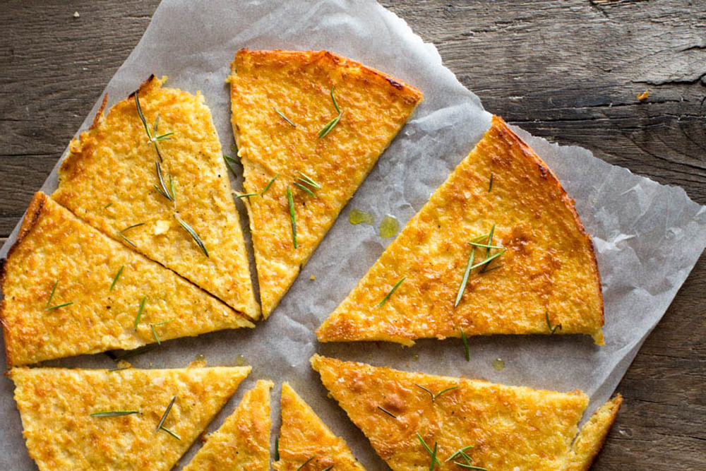 La cecina toscana è una focaccia sottile fatta con farina di ceci, ottima come street food