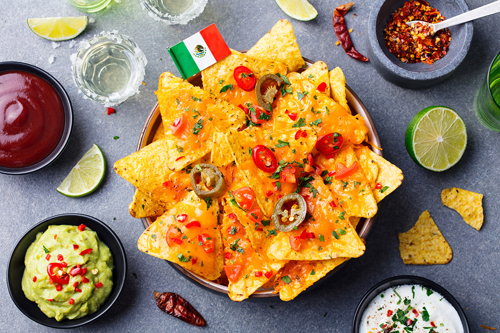 Nachos con salsa al formaggio