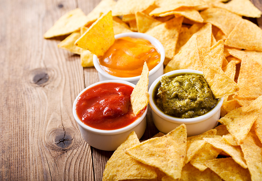 Nachos con salsa al formaggio Cheddar, salsa Ketchup al pomodoro e salsa di Senape verde