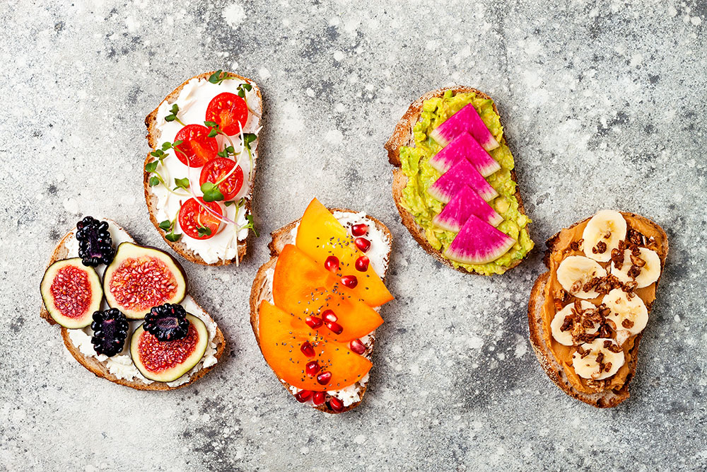Per un’ottimo dessert puoi utilizzare del pane croccante con ricotta e qualsiasi tipo di frutta.