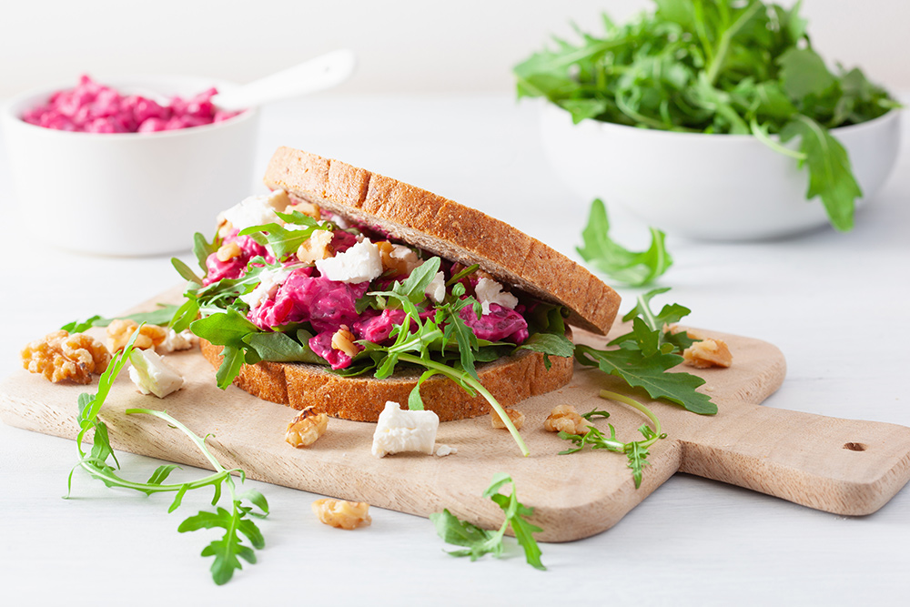 Un tramezzino dal gusto particolare: rucola, noci, feta greca e salsa di barbabietole