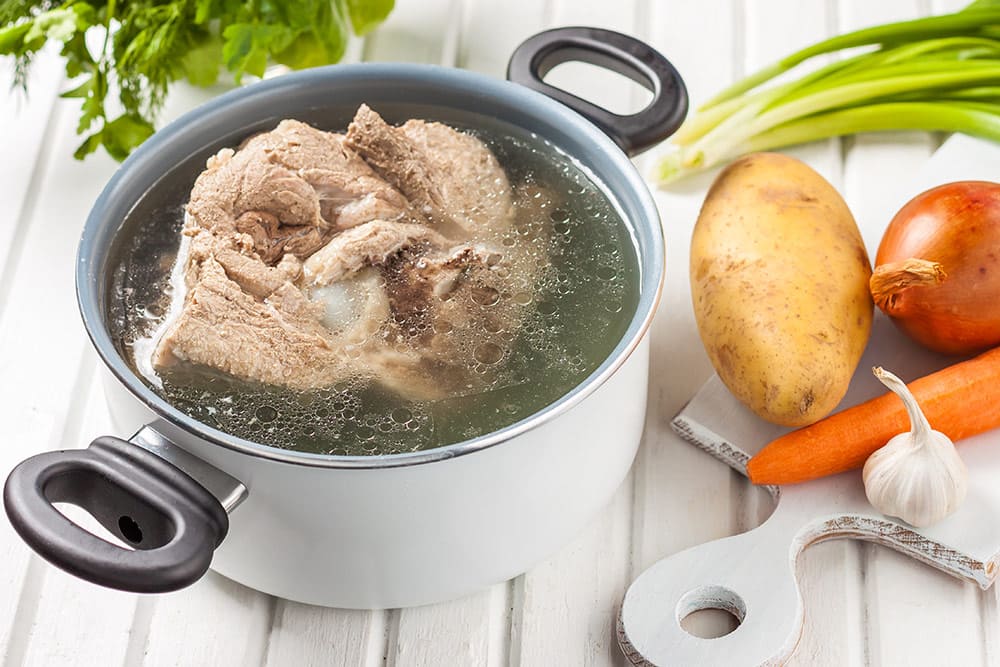 La carne solitamente viene fatta bollire con carote, sedano, patate e cipolla