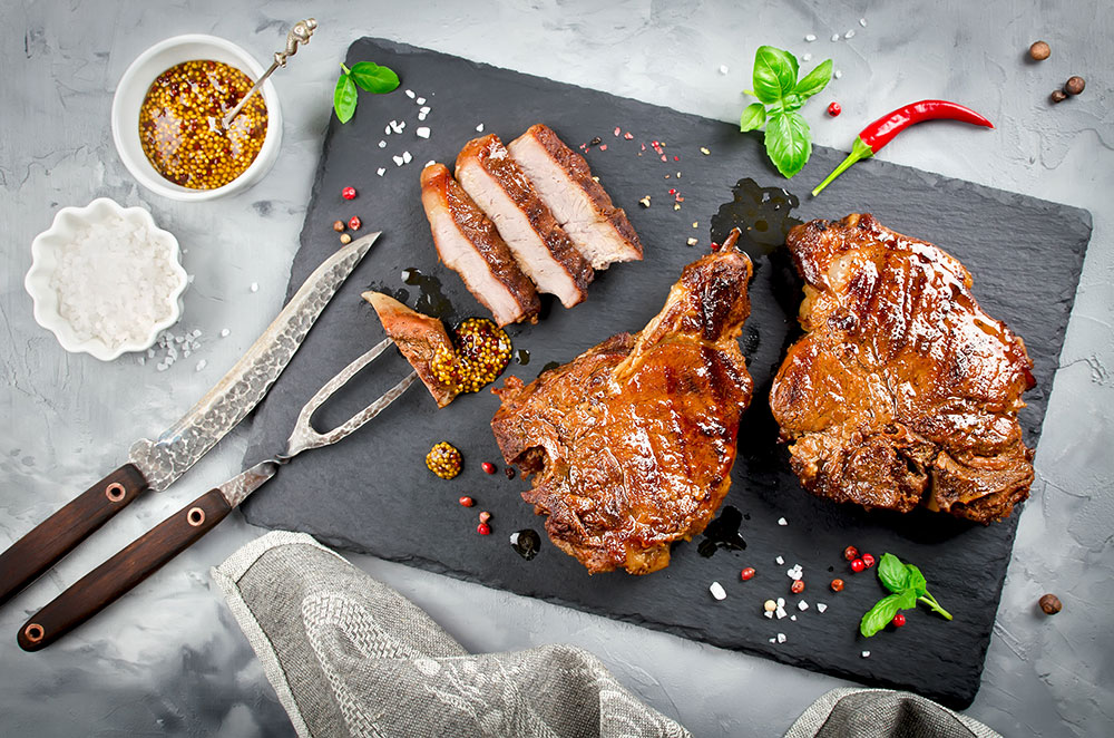 La braciola di maiale alla griglia è ottima con la salsa di senape e miele