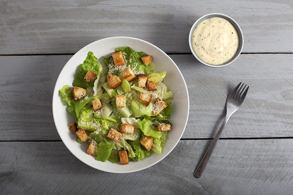 L’insalata Caesar salad può essere mangiata senza problemi, l’importante è sostituire i crostini con un cereale senza glutine