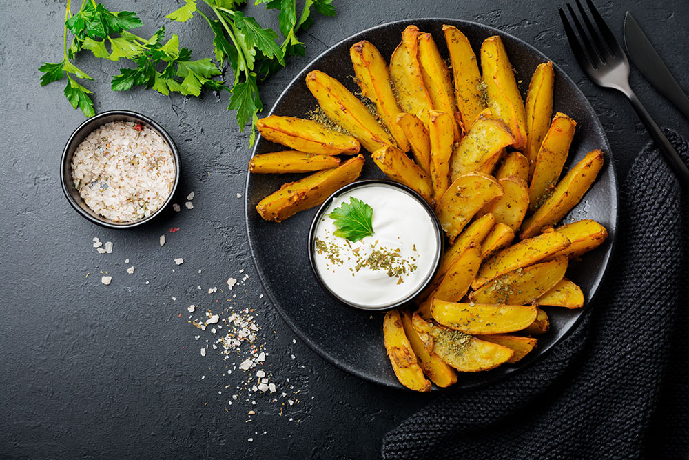 Le patate fritte sono un piatto gluten free! Abbinatele al dressing erbette per provarle con una salsa diversa!