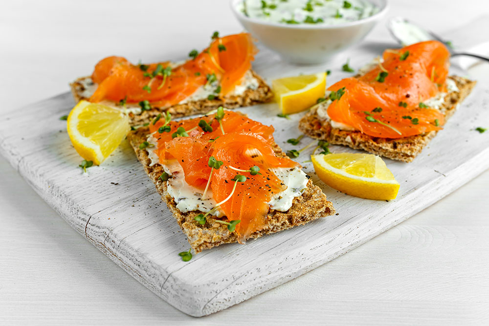 Crostini con salmone e salsa tzatziki