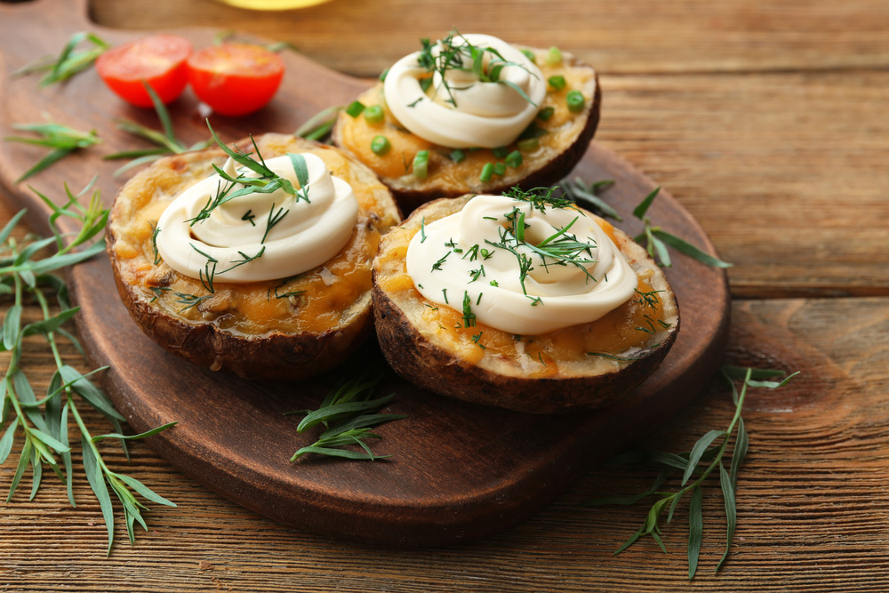 patate e maionese con del prezzemolo