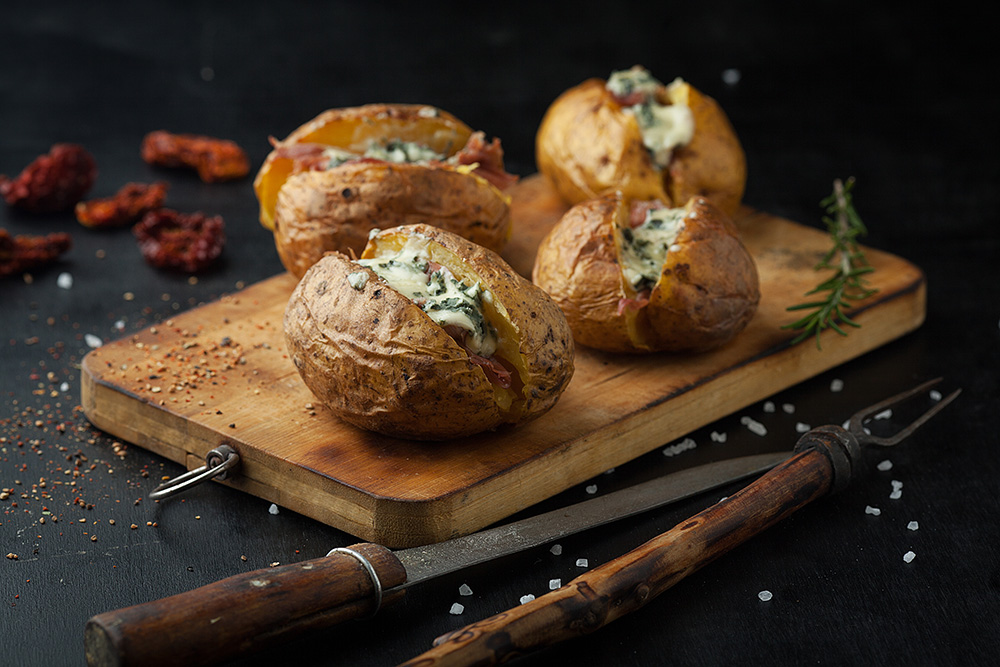 Patate cotte al forno con ripieno di salsa yogurt ed erba cipollina