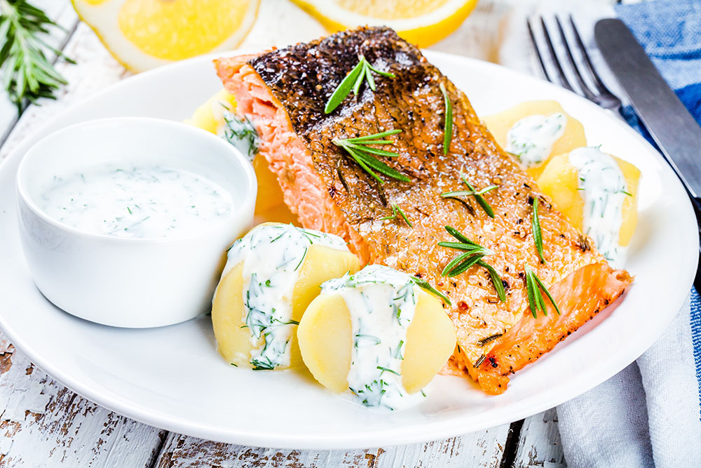 Patate lesse, trancio di salmone e dressing alle erbette