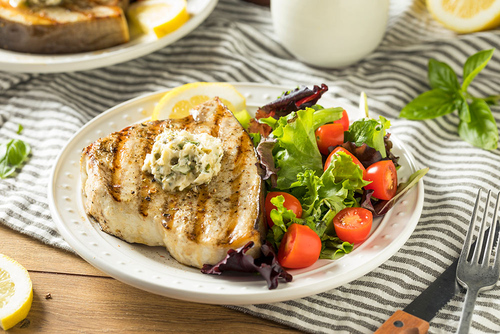 Pesce spada alla griglia con salsa