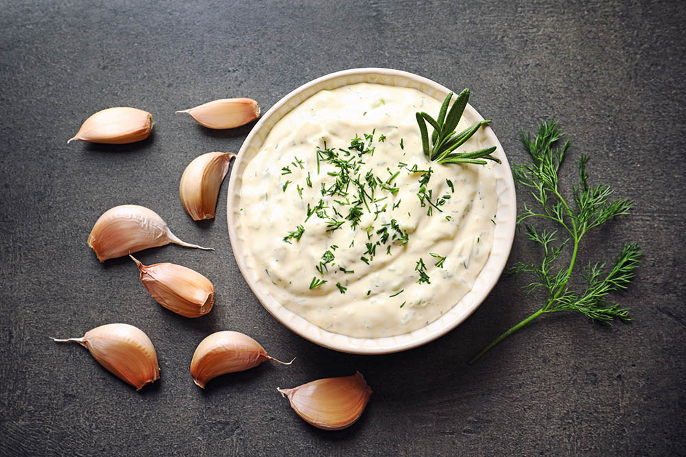 Aggiungi aglio ed erba cipollina per rendere più profumata la tua salsa allo yogurt