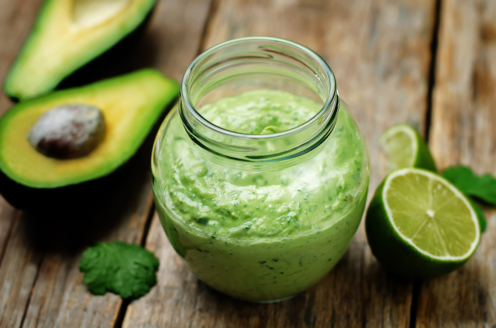 Per un mix più delicato aggiungi l’avocado e il lime alla salsa yogurt