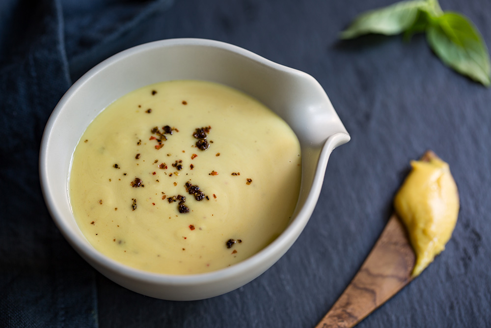 Per rendere ancora più saporita la salsa allo yogurt puoi aggiungere la senape