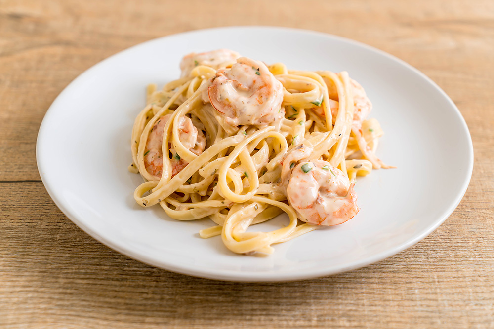 Le linguine con i gamberi sono ottime con l’aggiunta della salsa cocktail