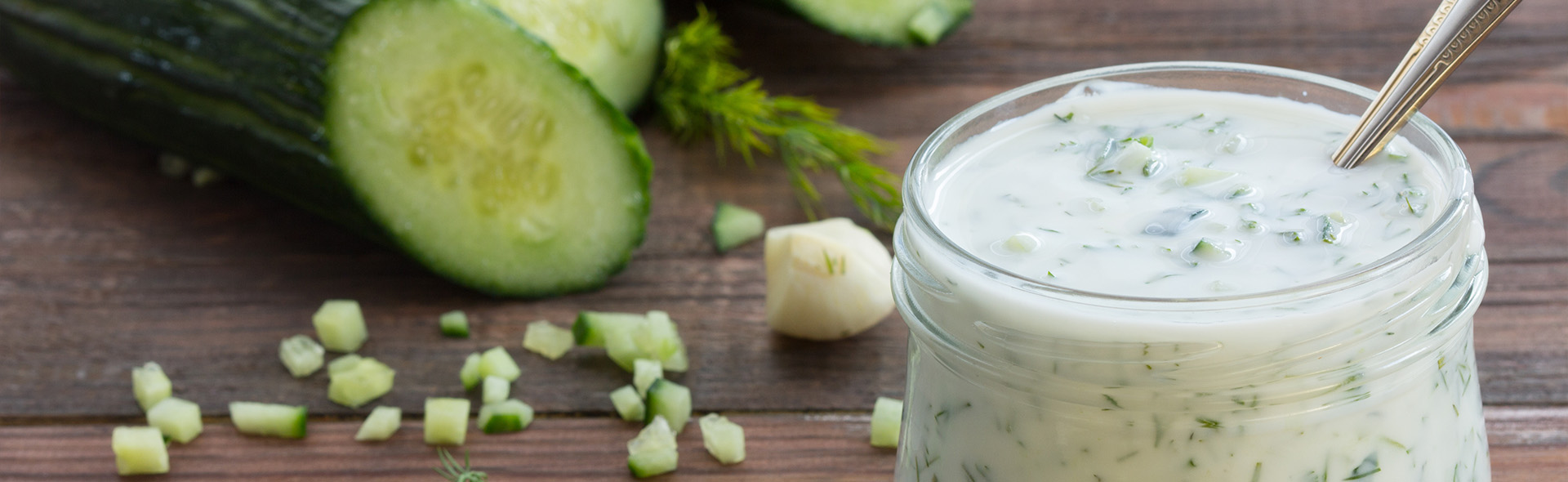 Salse con cetrioli e piatti etnici
