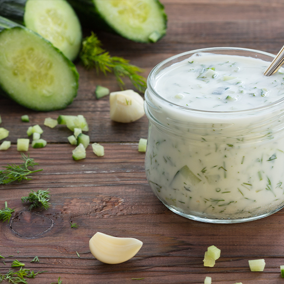 Salse con cetrioli e piatti etnici