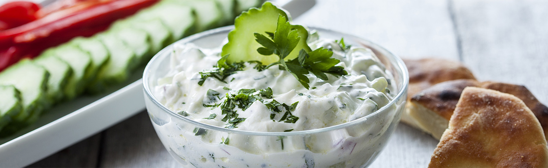 Le tipiche salse greche, tzatziki, salsa yogurt