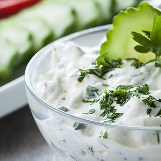 Le tipiche salse greche: tzatziki, salsa yogurt e molto altro