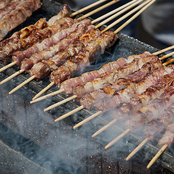 Come mangiare gli arrosticini: abbinamenti e salse
