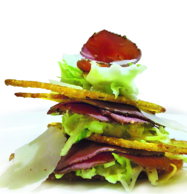 Millefoglie con polenta, prosciutto e insalata di cappuccio con dressing al rafano