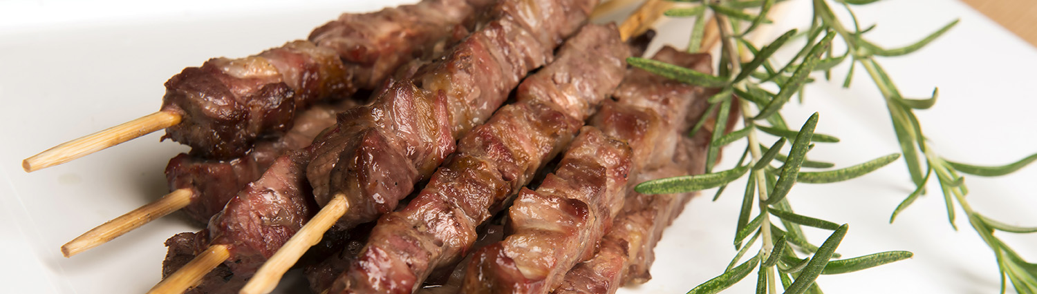 Come mangiare gli arrosticini: abbinamenti e salse