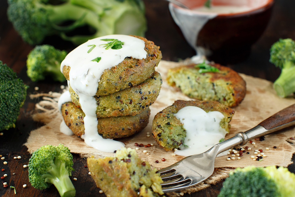burger vegetariano di quinoa con salsa allo yogurt ed erbette