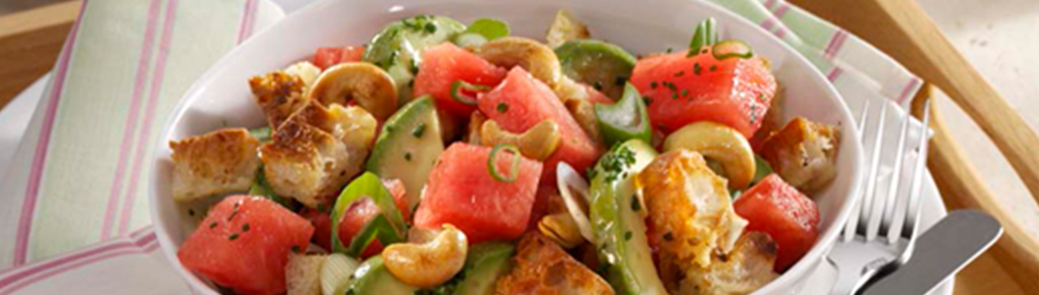 Insalata con anguria, avocado e crostini di pane