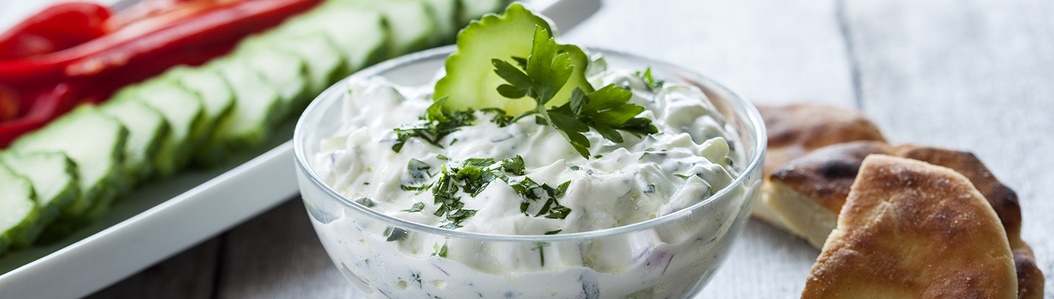 Le tipiche salse greche: tzatziki, salsa yogurt e molto altro