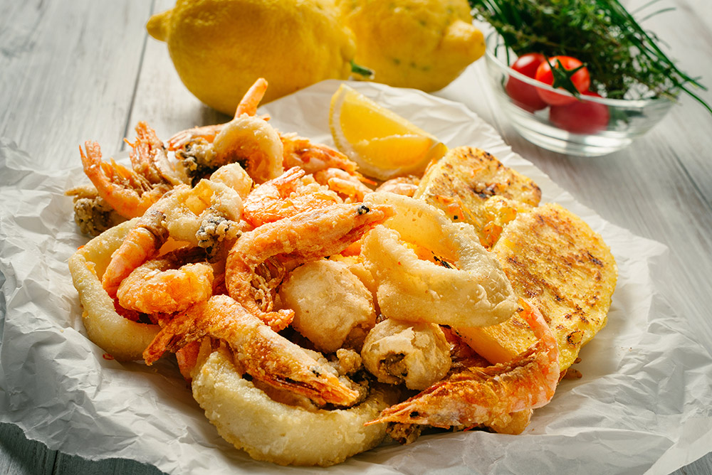 piatto di fritto misto con frittura di pesce e calamari con verdurine pastellate