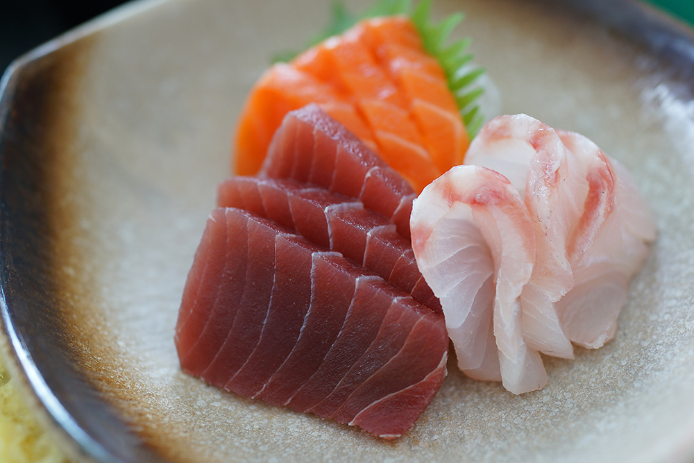 Sashimi di pesce crudo, tonno, salmone e branzino