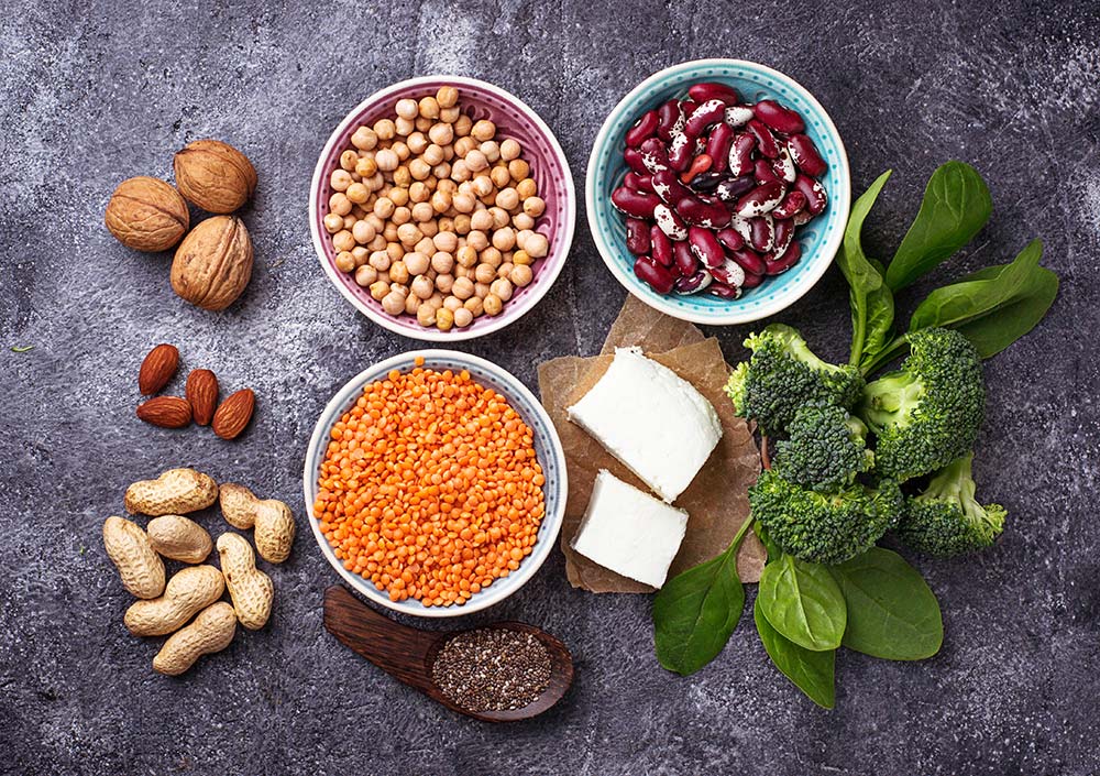 Noci, mandorle, anacardi, tofu, broccoli, cibo vegan e vegetariano