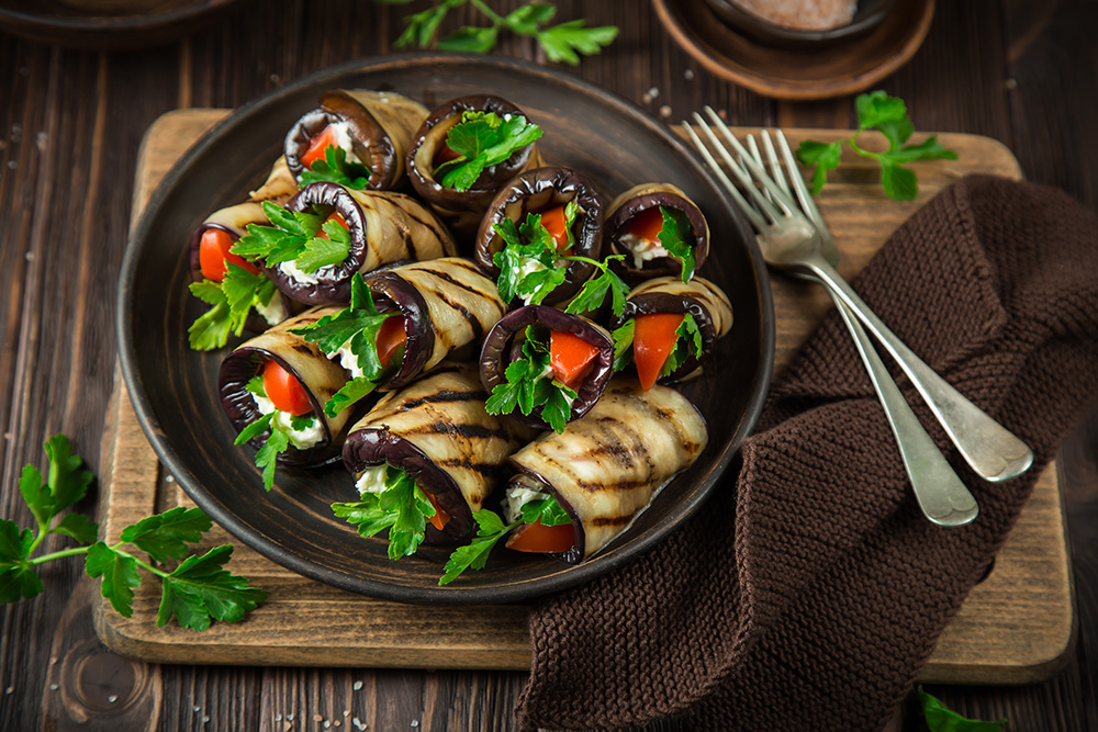 involtini di melanzane, pomodorini e prezzemolo