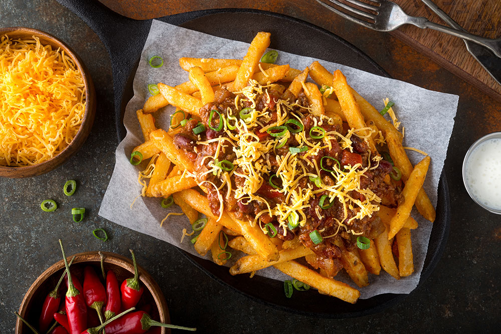 patatine fritte con salsa di formaggio cheddar, porro e carne