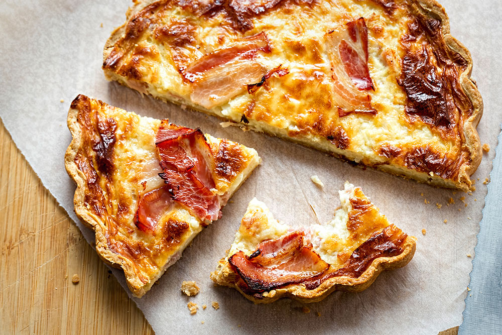 torta salata con pasta sfoglia ripiena di formaggio cheddar e pancetta affumicata