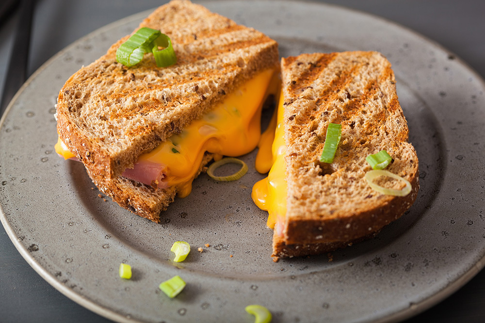 sandwich toast con salsa di cheddar fuso, porro e prosciutto cotto