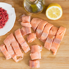 salmone tagliato a cubetti